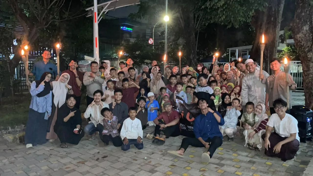 Cahaya Obor di Awal Muharram: Semangat Kebersamaan Warga Sunan Giri